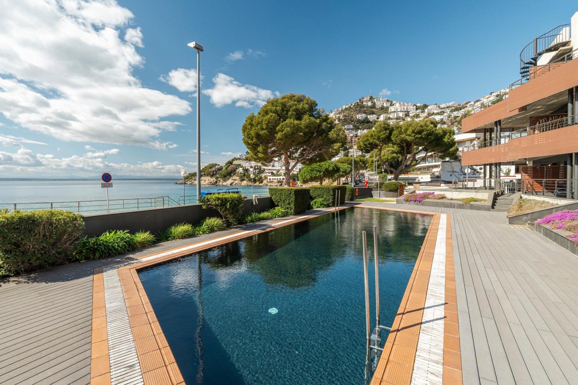 Apartamento Con Gran Terraza Delante Del Mar Roses Exterior foto
